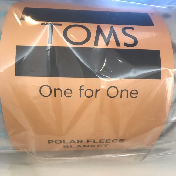 TOMS POLAR FLEECE BLANKET NEW - Picture 6 of 8